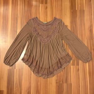 brown flowy boho babydoll top with puff bishop sleeves and lace detail